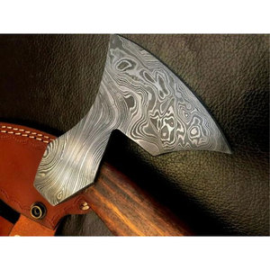 Venta al por mayor personalizada de calidad superior OEM ODM servicio hecho a mano hacha grabada Cabeza de Acero al carbono y Funda de cuero acampar al aire libre - Product Image 2