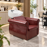 Fauteuil de lavage de luxe marron pour salon de coiffure avec bac en céramique blanc et revêtement en cuir PU pour salon de beauté professionnel