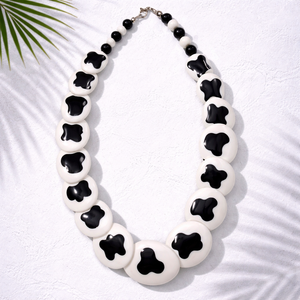 Collar Monochrome Muse, Estilo Moderno, Estampado a Mano en Blanco y Negro - Product Image 3
