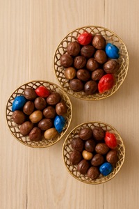 Bandeja decorativa de metal para servir, Perfecta para servir chocolates, dulces y delicias festivas en un estilo lujoso - Product Image 3