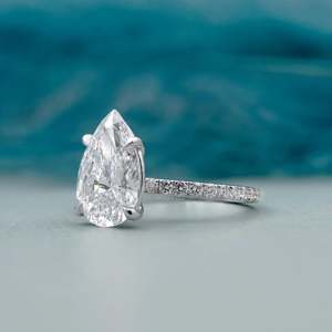 Anillo de Diamantes con Corte Pera Certificado por IGI con Piedras Laterales Redondas - Product Image 3