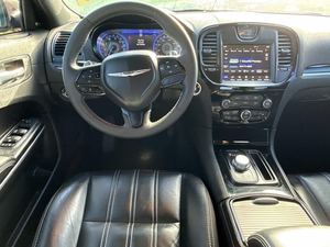 Chrysler 300 S V6 RWD Gris 2024 Usado con Asientos de Cuero, Sistema de Navegación, Paquete de Tecnología de Arranque Remoto, Asientos con Calefacción, Control Remoto - Product Image 4