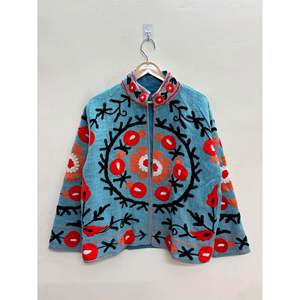 Veste en coton brodée à la main Suzani, motif Samarkand Bloom bleu ciel avec grenades cramoisies, vêtements d'extérieur pour femmes pour le printemps - Product Image 4