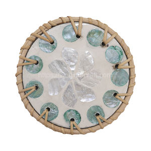 Sous-verres en rotin et nacre à motif cœur faits à la main, lot de 6, vente en gros pour tables de service et banquets - Product Image 1