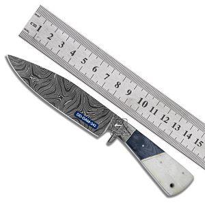 Cuchillo de caza de acero de Damasco de alta calidad personalizable hecho a mano grabado láser teñido mango de hueso de camello Funda de cuero de vaca OEM - Product Image 2