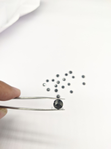 Perles de fabrication de bijoux en diamant noir naturel, taille rose facetté, couleur fantaisie, certifiées GJEPC, prix de gros, 2,5 mm - Product Image 3