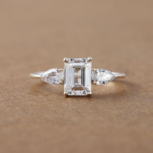 Diamant de laboratoire taille émeraude serti de trois pierres luxueuse bague de fiançailles en or massif 10 carats bague cadeau de Style tendance pour les femmes IGI - Product Image 1