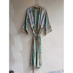 Robe kimono vintage en soie tie-dye, style bohème, paréo de plage pour les fêtes nuptiales - Product Image 3