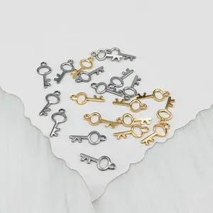 Berkilau bagus dipoles desain sederhana Glossy baja tahan karat berlapis emas 14K perhiasan bentuk kunci jimat untuk membuat permata