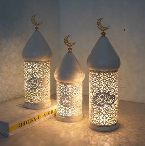 Elegante Lámpara de Ramadán de Metal Blanco con Forma de Media Luna, Intrincados Relieves, Brillo Suave de Vela, para Decoración Festiva del Hogar y Regalos - Product Image 4