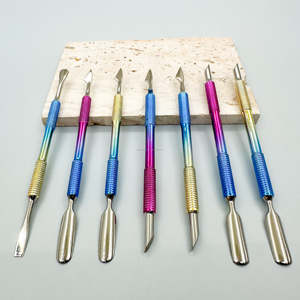 Empujador de Cutículas Profesional de Acero Inoxidable de Doble Cabeza Reutilizable, Limpiador de Uñas de Doble Color, Removedor de Piel Muerta para Manicura y Pedicura - Product Image 1