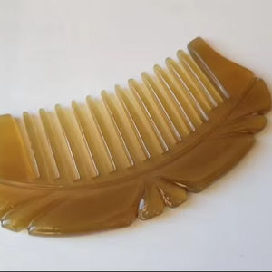 COLORES DE PALABRA CLAVE CUERNO BUFFALO PEINES AL POR MAYOR Peines de cuerno antiestáticos naturales para regalos de vacaciones por artesanía de media luna - Product Image 1