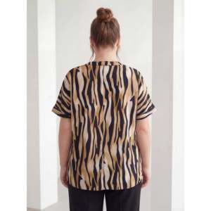 Blusa de Talla Grande con Estampado de Cebra y Cuello Mandarín, Negra - Product Image 4