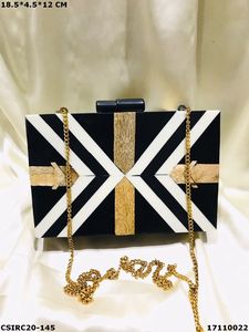 Pochette en résine avec motif en treillis de diamants et chaîne pour soirée - Product Image 2