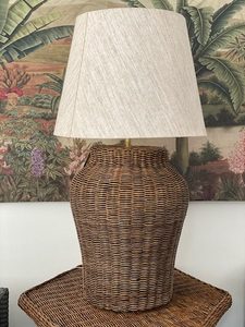 Lampe de bureau en rotin tressé de style farmhouse, faite à la main et personnalisée, avec lumière LED blanc chaud, décorative et fonctionnelle - Product Image 4
