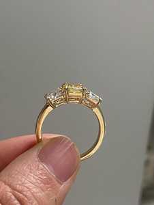 Bague à trois pierres en diamant jaune fantaisie de taille coussin, cultivé en laboratoire, certifiée IGI, bague de fiançailles - Product Image 3