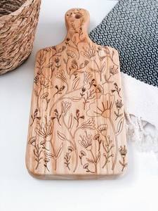 Planche à découper élégante en bois à imprimé floral avec poignée, planche de préparation haut de gamme pour une cuisine stylée - Product Image 2