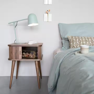 Mesita de noche de madera maciza hecha a mano con acabado de primera calidad que ofrece durabilidad duradera y un toque de elegancia de diseñador - Product Image 1