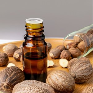 High-Quality Nutmeg <b>Essential</b> <b>Oil</b> for Cosmetics and Perfume Making 100% pure Nutmeg <b>Essential</b> <b>Oil</b> - Product Image 3