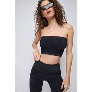 Top Corto Casual Brillante con Ajuste Sin Costuras, Largo Corto y Logotipo en la Parte Delantera - Product Image 2