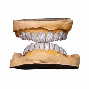 กริลล์เพชรโมอิสซาไนต์ 10 เม็ด 10 กะรัต คุณภาพ VVS และเพชรแบบฝัง พร้อมกรอบเพชร - Product Image 1