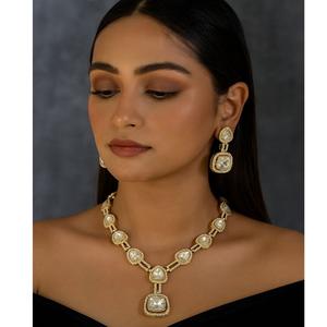Conjunto de joyería de moda de diseñador para mujer, hermoso collar y pendientes de piedras chapadas en oro de calidad superior para uso de boda - Product Image 1