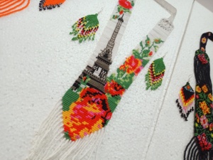 Collares de Cuentas de Vidrio con Diseño Floral Hechos a Medida con Pendientes a Juego, Hechos para Diseñadores de Joyería de Moda para su Reventa - Product Image 4