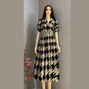 Robe à col moderne pour femmes-Manches courtes et motifs sophistiqués pour une tenue d'été flatteuse et élégante - Product Image 1