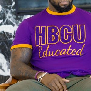 HBCU istruito in oro viola ciniglia ricamato Tee Omega greco Life abbigliamento Custom cotone confraternita T Shirt uomo - Product Image 5