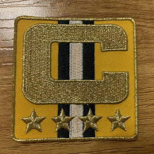 Écusson Capitaine C pour maillots de sport 4 étoiles d'or insigne brodé fer à coudre pour vêtements d'équipe et uniformes personnalisés - Product Image 1