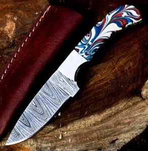 Couteau de chasse en acier damas fabriqué à la main, bord partiellement dentelé, manche en Corian, cuir léger multifonction - Product Image 1