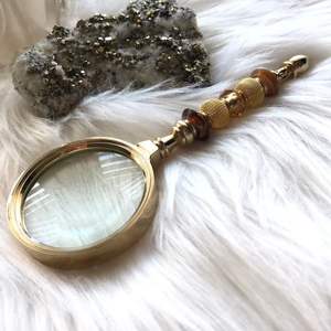 Loupe de bureau élégante en laiton avec support adapté aux collectionneurs professionnels et aux amateurs de design - Product Image 1