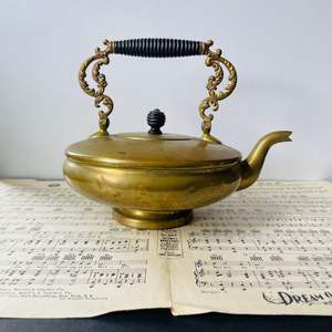 Bouilloire à thé en laiton poli élégante pour une présentation décorative de la cuisine avec un design classique et une finition dorée riche - Product Image 4