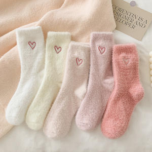 Chaussettes en velours brodé d'hiver de haute qualité OEM, chaussettes en peluche blanche en polyester, chaussettes épaisses et chaudes pour le sol, chaussettes décontractées pour dormir - Product Image 1