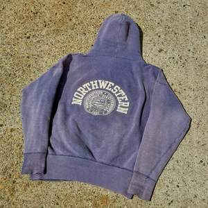 เสื้อสเวตเชิ้ตมีฮู้ดวินเทจของมหาวิทยาลัยนอร์ทเวสเทิร์น - ดีไซน์ที่ได้แรงบันดาลใจจากสมาคมนักศึกษาหญิงกรีก เสื้อสเวตเชิ้ตมีฮู้ดสวมหัวที่สวมใส่สบายและมีสไตล์ - Product Image 2