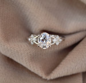 Bague délicate en argent en pierre blanche Moissanite Bague de fiançailles en moissanite incolore en argent sterling 925 - Product Image 2