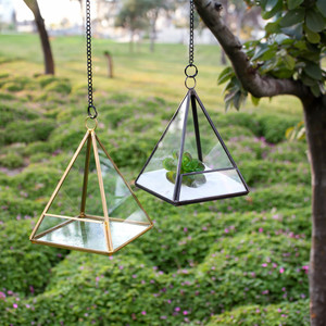GET0906GD - Terrarium en verre géométrique en forme de pyramide triangulaire dorée. 5.5H - Product Image 2