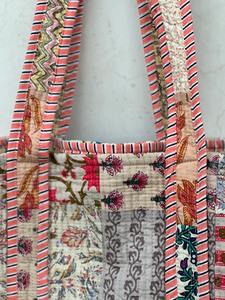 Bolsa de Mano de Algodón Acolchada con Diseño de Patchwork, Tamaño Grande/Pequeño para Compras y Uso Diario, Hecha en Rajastán - Product Image 2