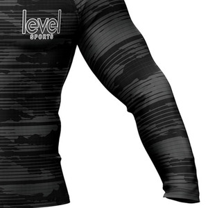 Vêtements de sport MMA Rash Guard pour hommes adultes UPF50 + à séchage rapide respirant avec logo personnalisé sur mesure - Product Image 5