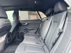 Superbe Q8 quattro Premium Plus 55 TFSI d'occasion 2025 avec pack Executive, démarrage à distance, sièges en cuir, jantes en alliage - Product Image 6