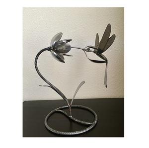 Sculpture en aluminium moulé conçue pour les intérieurs modernes avec un équilibre artistique et une présence métallique élégante - Product Image 1