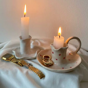 Velas suaves con encantadores portavelas de cerámica y detalles dorados para una decoración acogedora y elegante, disponibles a precios de mayoreo. - Product Image 1