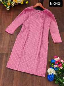 Les femmes portent des Kurtis de créateur en coton de travail Chikankari Salwar Kameez Anarkali Robe avec Kurtis de grande taille - Product Image 3