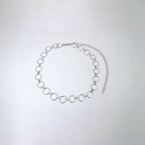 สร้อยคอแฟชั่นสำหรับผู้หญิง ดีไซน์มินิมอล โทนสีเงิน รูปวงกลม - Product Image 1