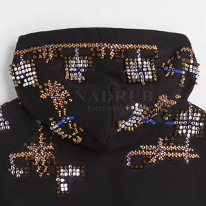 Pull à capuche avec motif graphique en strass Sweat à capuche Basics de haute qualité avec design en strass scintillant - Product Image 2