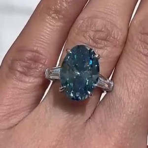 Anillo de Diamantes Azules de Laboratorio con Certificación IGI, 8.50ctw, Corte Ovalado, Tres Piedras con Laterales Baguette, Corte Catedral, VVSVS, Efecto Ombre - Product Image 4