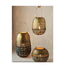 Lanterne décorative en fer classique conçue pour apporter un charme vintage aux espaces de vie et aux jardins extérieurs - Product Image 4
