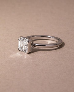 แหวนเพชรโมอิสตัดเพชรโมอิสซาไนท์3.51วง925สีเงินพร้อมกรอบครึ่งวงและวงมน2มม. ไม่เหมือนใคร - Product Image 2