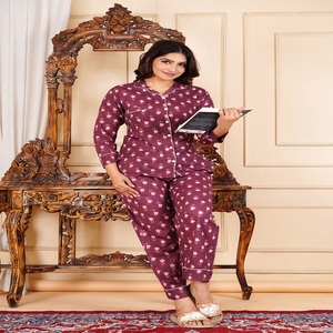 Conjuntos de ropa de dormir coordinados de algodón 100% con estampado floral elegante hecho a medida para amantes de la comodidad. Ideal para reventa - Product Image 1