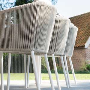 Conjunto de Mesa de Comedor de Ratán Moderno para Exteriores con Sillas de Cuerda |   Respetuoso con el Medio Ambiente y Resistente a los Rayos UV para Uso en Salas de Estar y Hoteles |   Horticlub - Product Image 2